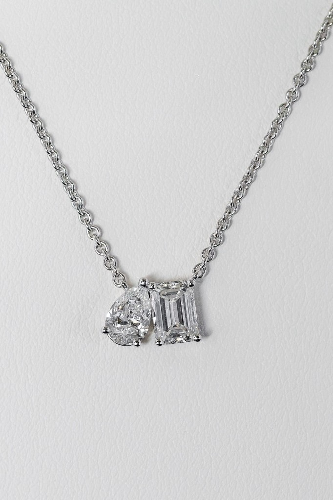 A pear and emerald-cut diamond toi et moi pendant